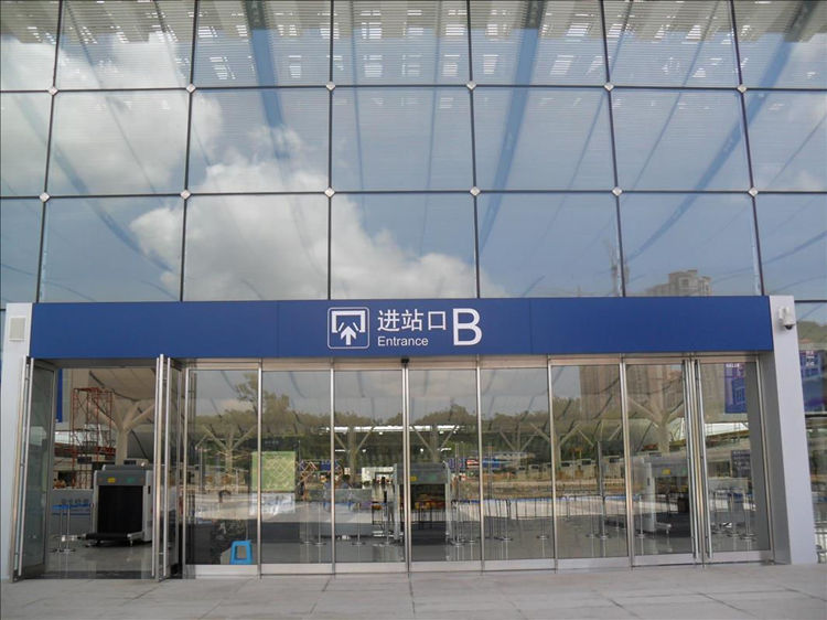 深圳北站出入口玻璃平移自动门案例.JPG